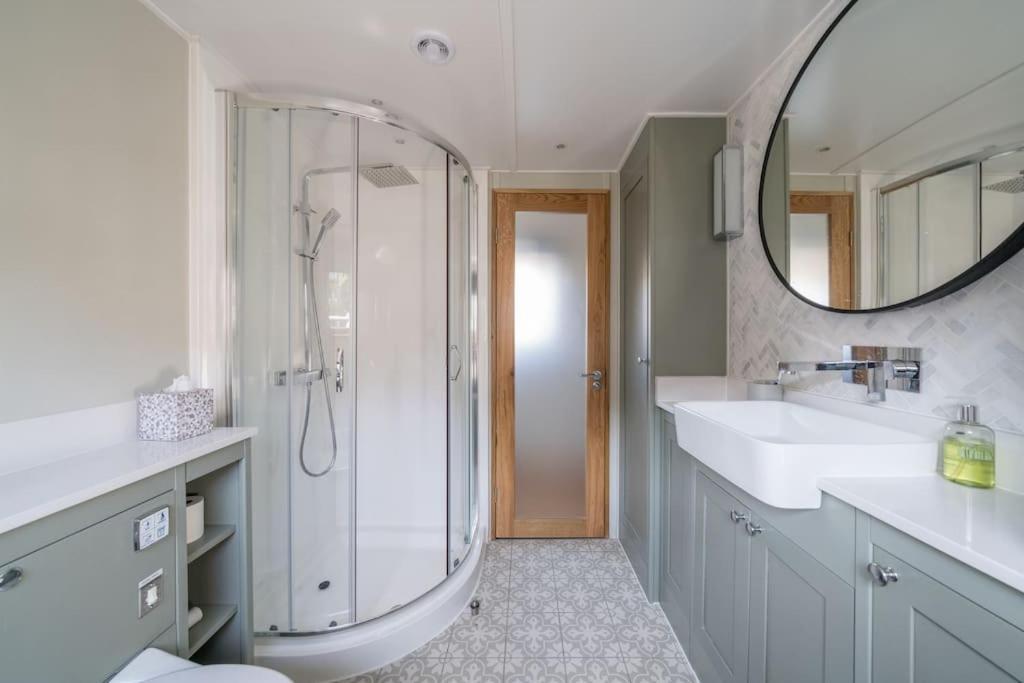 Luxurious Houseboat Near Canary Wharf In London Ngoại thất bức ảnh